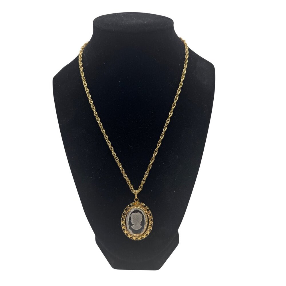 Gold Tone Cameo Pendant Necklace With Textured Frame Oval Design Pre-Owned